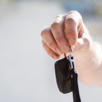 Ruka pruza kljuc automobila