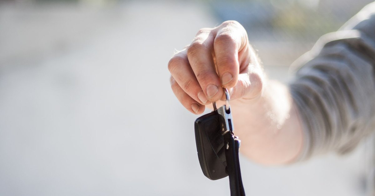 Ruka pruza kljuc automobila