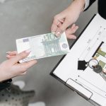 Predaja novca uz tlocrt stana i kljuceve