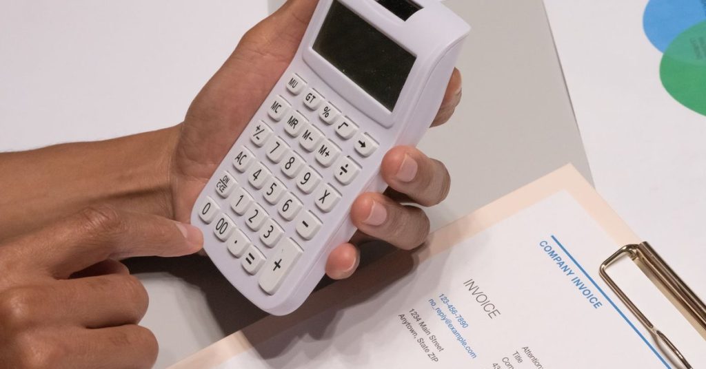 Ruke racunaju na kalkulatoru uz racun