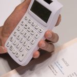 Ruke racunaju na kalkulatoru uz racun