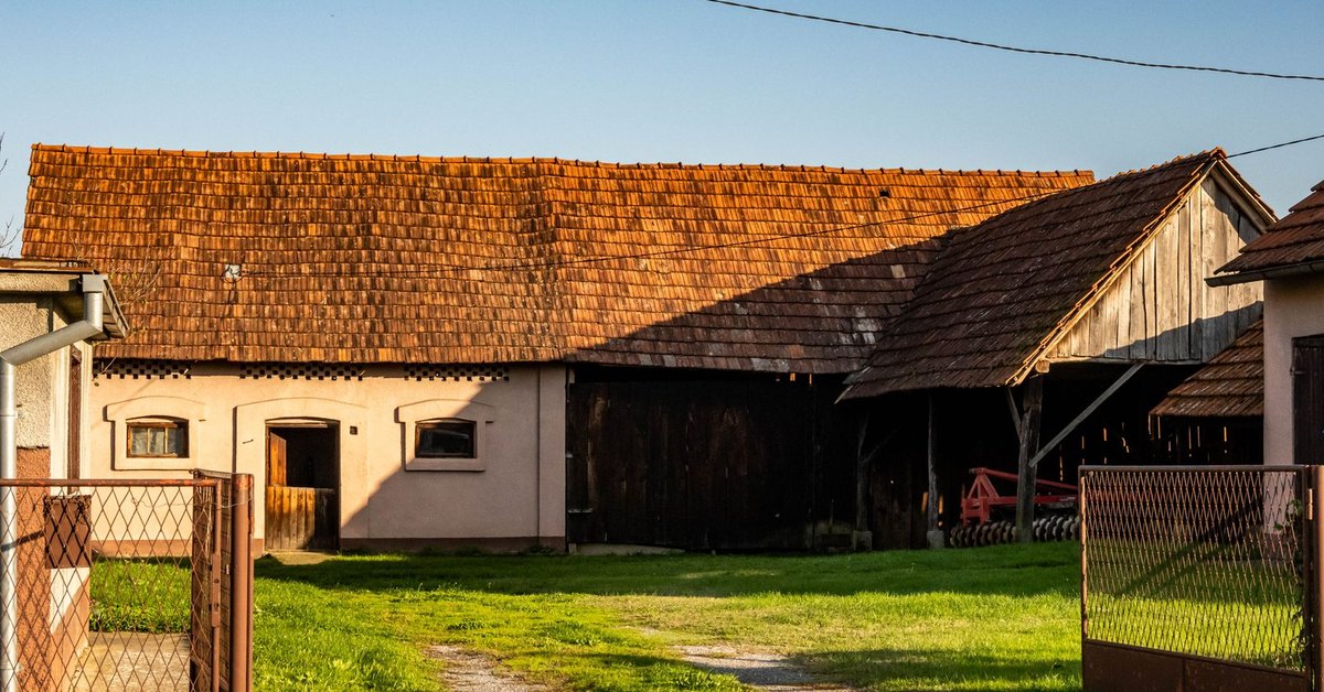 Rustikalna seoska kuca s drvenim krovom