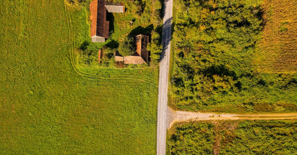 Pogled iz zraka na kucu okruzenu poljima