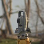 geodetski instrument na terenu