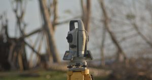 geodetski instrument na terenu